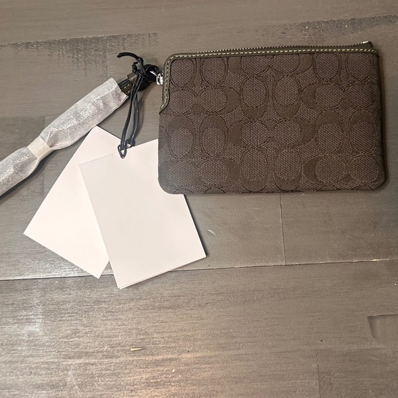 Corner zip Wristlet In signature Jacquard - Picture 2 of 10